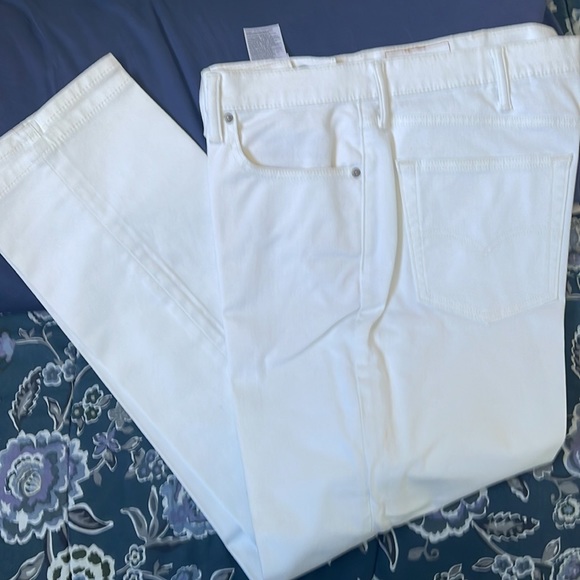 Up for sale are a pair of Levi’s jeans. White in color 541 style. W40 L32 - Picture 3 of 3